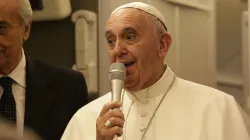 Papst Franziskus auf dem Rückflug von seiner Reise nach Kuba und in die USA / CNA/Alan Holdren