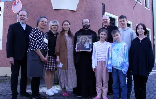 Bischof Voderholzer mit ukrainischen Flüchtlingen vor dem einstigen Wohnhaus von Georg Ratzinger / Foto: Bistum Regensburg