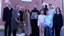 Bischof Voderholzer mit ukrainischen Flüchtlingen vor dem einstigen Wohnhaus von Georg Ratzinger / Foto: Bistum Regensburg