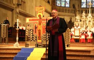 Bischof Rudolf Voderholzer beim Friedensgebet im Hohen Dom zu Regensburg / Christian Beirowski