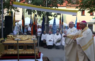 Bischof Rudolf Voderholzer vor dem Wolfgangsschrein / Simon Doering / Bistum Regensburg