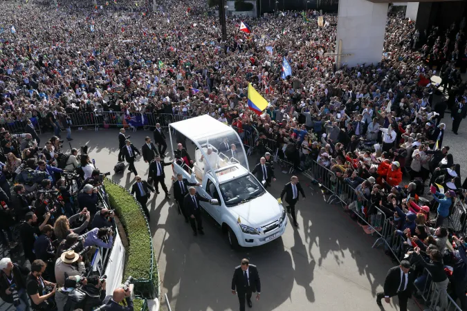 Pilger begrüßen Papst Franziskus in Fatima am 12. Mai 2017