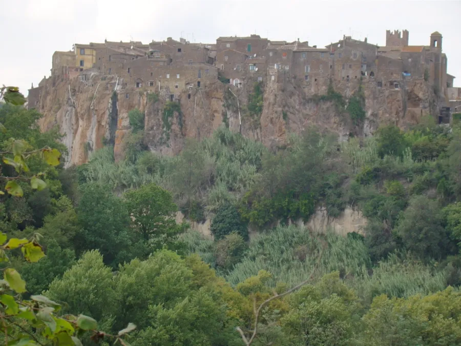 Blick auf das etwa 50 Kilometer nördlich von Rom gelegene Calcata.