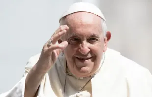 Papst Franziskus winkt Besuchern der Generalaudienz auf dem Petersplatz am 28. Juni 2023 / Daniel Ibáñez / CNA Deutsch