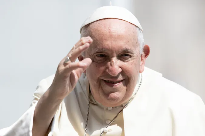 Papst Franziskus winkt Besuchern auf dem Petersplatz am 28. Juni 2023