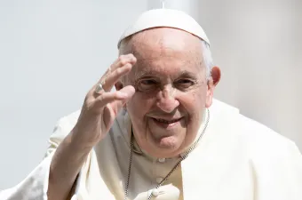 Papst Franziskus winkt Besuchern auf dem Petersplatz am 28. Juni 2023 / Daniel Ibáñez / CNA Deutsch
