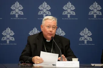 Kardinal Jean-Claude Hollerich spricht auf der Pressekonferenz im Vatikan zur Vorstellung des Arbeitspapiers der ersten Sitzung der Synodalitätssynode am 20. Juni 2023. / Daniel Ibáñez / CNA Deutsch