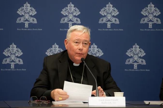 Kardinal Jean-Claude Hollerich spricht auf der Pressekonferenz im Vatikan zur Vorstellung des Arbeitspapiers der ersten Sitzung der Synodalitätssynode am 20. Juni 2023.