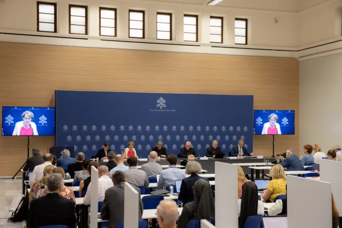 Pressekonferenz im Vatikan zur Vorstellung des Arbeitspapiers der ersten Sitzung der Synodalitätssynode am 20. Juni 2023.