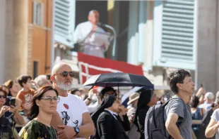 Besucher auf dem Petersplatz beten des Engel des Herrn mit Papst Franziskus am 29. Oktober 2023 / Daniel Ibáñez / CNA Deutsch