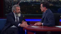 Zwei Katholiken im Gespräch über einen Nachfolge-Film zur "Passion Christi": Mel Gibson und Stephen Colbert. / The Late Show with Stephen Colbert, YouTube via ChurchPOP.com