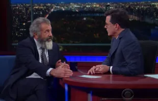Zwei Katholiken im Gespräch über einen Nachfolge-Film zur "Passion Christi": Mel Gibson und Stephen Colbert. / The Late Show with Stephen Colbert, YouTube via ChurchPOP.com