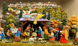 Christliche Bilderwelt: Eine Holzkrippe, handgefertigt aus Böhmen / Bistum Regensburg