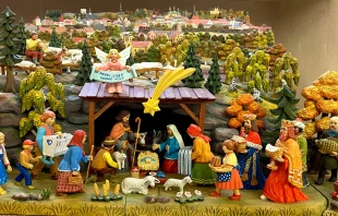 Christliche Bilderwelt: Eine Holzkrippe, handgefertigt aus Böhmen / Bistum Regensburg