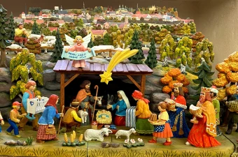 Christliche Bilderwelt: Eine Holzkrippe, handgefertigt aus Böhmen / Bistum Regensburg