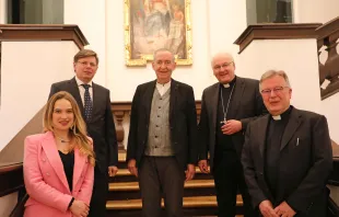 Der gewählte Vorstand des Regensburger Vereins zur Förderung religiöser Volkskunst mit Bischof Rudolf Voderholzer: Jörg-Peter Nitschmann, Klemens Unger (hintere Reihe), Pia Weiland, Msgr. Martin Martlreiter (vordere Reihe) / Thomas Oberst