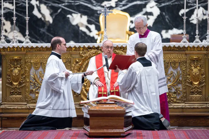 Papst Franziskus beim Requiem für Kardinal Paul Josef Cordes am 18. März 2024 im Petersdom