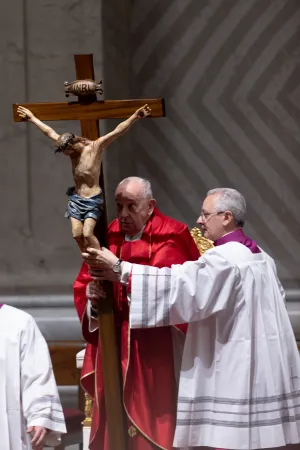 Ecce lignum crucis: Papst Franziskus feiert die Karfreitagsliturgie im Petersdom am 29. März 2024