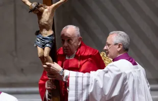 Ecce lignum crucis: Papst Franziskus feiert die Karfreitagsliturgie im Petersdom am 29. März 2024 / Daniel Ibáñez / CNA Deutsch