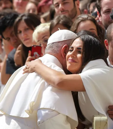 Papst Franziskus begrüßt Pilger bei der Generalaudienz am 24. April 2019