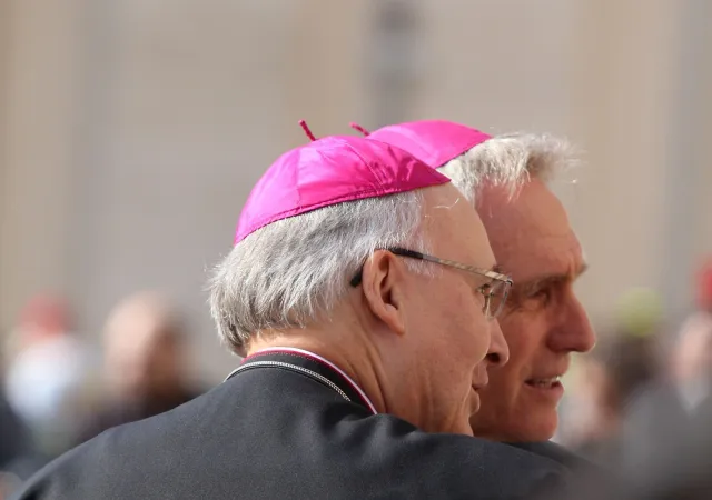 Bischof Rudolf Voderholzer und Erzbischof Georg Gänswein auf dem Petersplatz am 24. April 2019