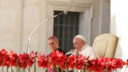 Erzbischof Georg Gänswein lauscht der Katechese von Papst Franziskus am 24. April 2019 / Susanne Brucker / CNA Deutsch