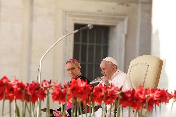 Erzbischof Georg Gänswein lauscht der Katechese von Papst Franziskus am 24. April 2019
