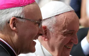 Bischof Rudolf Voderholzer und Papst Franziskus auf dem Petersplatz am 24. April 2019 / Susanne Brucker / CNA Deutsch