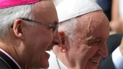 Bischof Rudolf Voderholzer und Papst Franziskus auf dem Petersplatz am 24. April 2019 / Susanne Brucker / CNA Deutsch