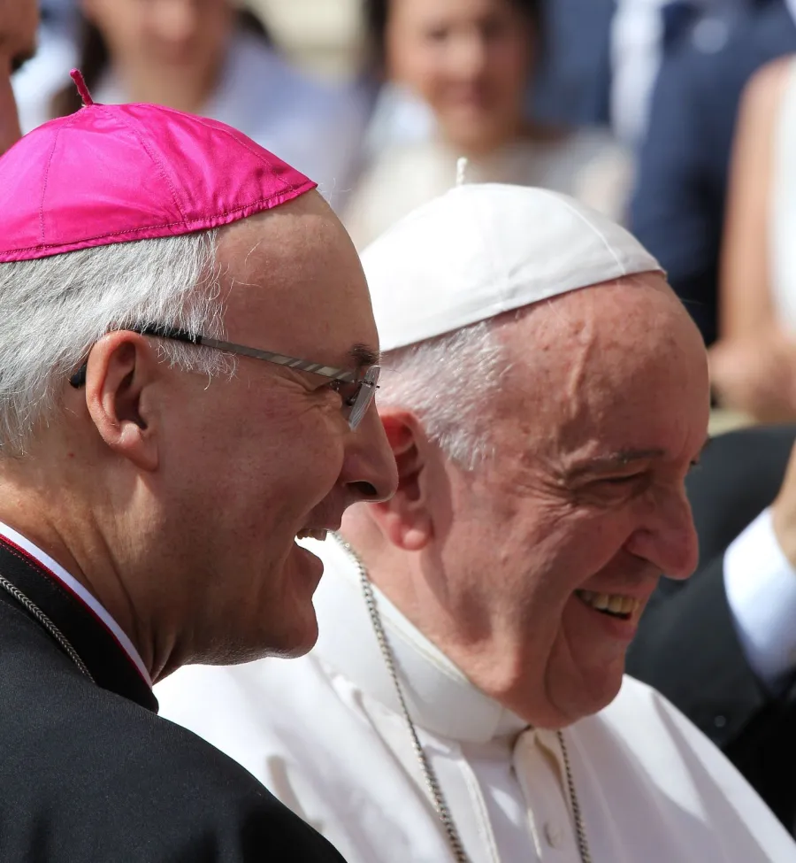 Bischof Rudolf Voderholzer und Papst Franziskus auf dem Petersplatz am 24. April 2019