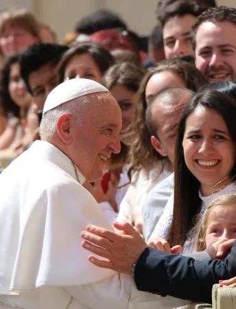 Papst Franziskus im Gespräch mit Pilgern am 24. April 2019