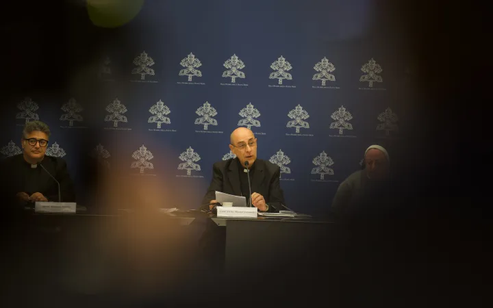 Kardinal Victor Manuel Fernández bei einer Pressekonferenz in Rom am 17. Mai 2024.