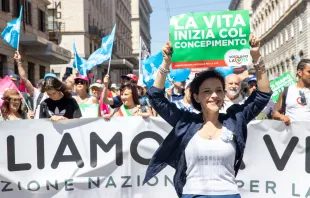 „Das Leben beginnt mit der Zeugung“: Teilnehmer mit Postern beim Marsch fürs Leben in Rom am 22. Juni 2024 / Daniel Ibáñez / CNA Deutsch