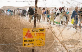 Pilger auf dem Weg durch das mit Minen übersäten Gebiet / HALO Trust