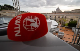 EWTN-Mikrofon, im Hintergrund der Petersdom / Daniel Ibáñez / EWTN News