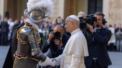 Papst Leo XIV. mit der Schweizergarde / Daniel Ibáñez  / EWTN News