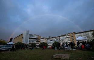 Gemelli-Klinik mit Regenbogen und Medienvertretern / Daniel Ibáñez / EWTN News