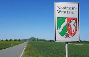 Landesgrenze zu Nordrhein-Westfalen. Im Hintergrund der Desenberg in der Warburger Börde / Wikimedia Commons / Kno-Biesdorf (CC BY-SA 4.0)