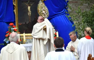 Bischof Bertram Meier spendet den eucharistischen Segen / Pressestelle Bistum Augsburg | Nicolas Schnall