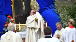 Bischof Bertram Meier spendet den eucharistischen Segen / Pressestelle Bistum Augsburg | Nicolas Schnall