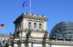 Die Europafahne weht auf dem Reichstagsgebäude / Foto: Deutscher Bundestag / Lichtblick / Achim Melde
