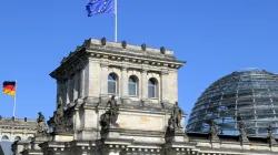 Die Europafahne weht auf dem Reichstagsgebäude / Foto: Deutscher Bundestag / Lichtblick / Achim Melde
