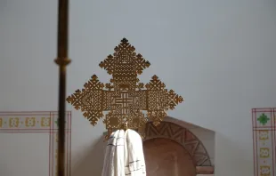 Ein äthiopisches Stoffkreuz mit Tuch. Äthiopisches Kolleg Rom.  / Paul Badde / Vatican Magazin