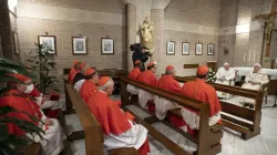 Papst emeritus Benedikt spricht zu den neuen Kardinälen der Kirche bei deren Besuch mit Papst Franziskus am 28. November 2020 / Vatican Media