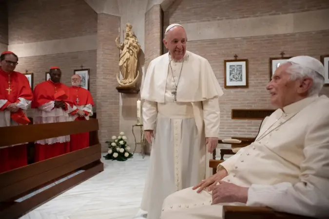 Papst Franziskus begrüßt Papst emeritus Benedikt XVI. am 28. November 2020