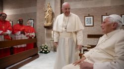 Papst Franziskus begrüßt Papst emeritus Benedikt XVI. am 28. November 2020 / Vatican Media