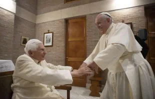 Herzliche Begrüßung: Der 83 Jahre alte Papst Franziskus (rechts) und sein Vorgänger, der 93 Jahre alte Papst emeritus Benedikt XVI. am 28. November 2020. / Vatican Media 
