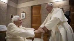 Herzliche Begrüßung: Der 83 Jahre alte Papst Franziskus (rechts) und sein Vorgänger, der 93 Jahre alte Papst emeritus Benedikt XVI. am 28. November 2020. / Vatican Media 