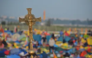 Ein Kreuz über der Menge: Zwischen 1,6 und 2 Millionen Katholiken nahmen an der Abschlussmesse am heutigen Sonntag teil. / WJT/Kamil Janowicz