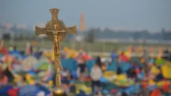 Ein Kreuz über der Menge: Zwischen 1,6 und 2 Millionen Katholiken nahmen an der Abschlussmesse am heutigen Sonntag teil. / WJT/Kamil Janowicz